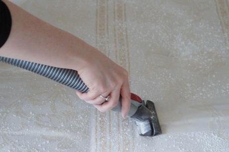 Du bicarbonate de soude sur votre matelas. Un truc que vous devriez essayer immédiatement Du bicarbonate de soude sur votre matelas. Un truc que vous devriez essayer immédiatement