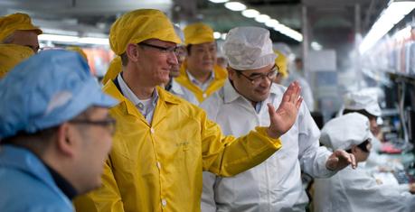 Tim Cook, PDG d'Apple, lors d'une visite à une usine de Foxconn.