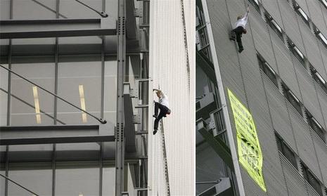 Alain Robert escalade la tour du New York Times