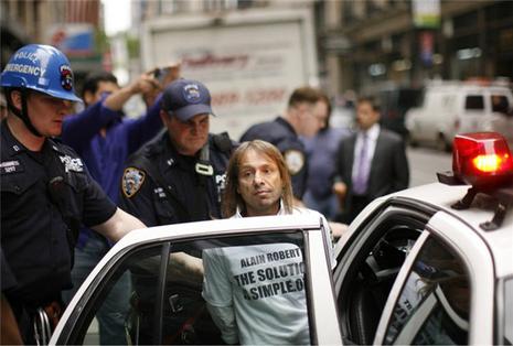 Alain Robert escalade la tour du New York Times