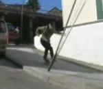 vidéo skateboard poteau entre les jambes