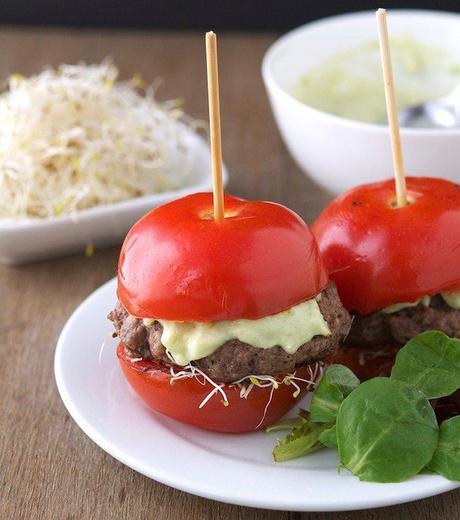 Hamburgers juteux avec des tomates