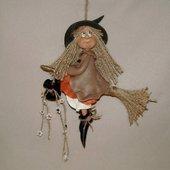 Sorcière à suspendre en porcelaine froide Sorcière à suspendre en porcelaine froide