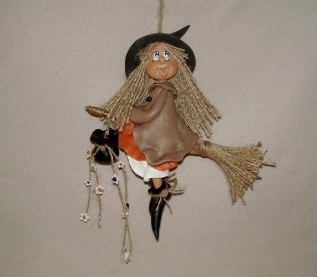 Sorcière à suspendre en porcelaine froide Sorcière à suspendre en porcelaine froide