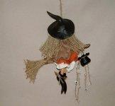 Sorcière à suspendre en porcelaine froide Sorcière à suspendre en porcelaine froide