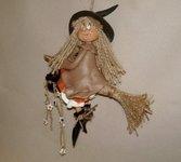 Sorcière à suspendre en porcelaine froide Sorcière à suspendre en porcelaine froide