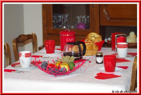 table petit déj rouge et blanche-22