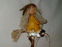 Sorcière à suspendre en porcelaine froide Sorcière à suspendre en porcelaine froide