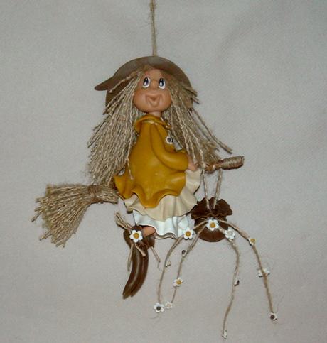 Sorcière à suspendre en porcelaine froide Sorcière à suspendre en porcelaine froide