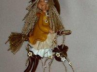 Sorcière à suspendre en porcelaine froide Sorcière à suspendre en porcelaine froide