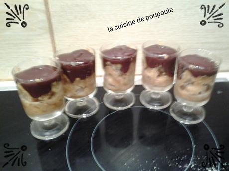 Verrines aux pommes caramélisées aux cacahuètes et sauce chocolat Verrines aux pommes caramélisées aux cacahuètes et sauce chocolat