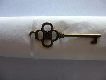 Table blanche et dorée Table blanche et dorée