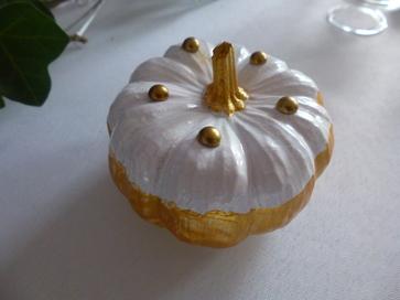 Table blanche et dorée Table blanche et dorée