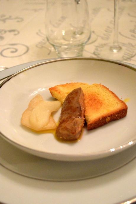 Foie gras poêlé à la plancha, brioche et poires