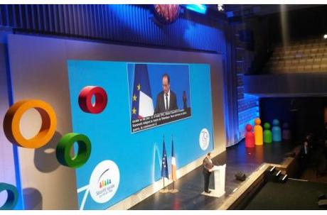 Pour les 70 ans de la Sécu, Hollande salue la réforme du TPG