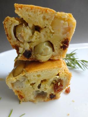 CAKE AUX RAISINS ET ROMARIN CAKE AUX RAISINS ET ROMARIN