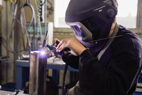Mobilier d’exposition rencontre entre étudiants et savoir-faire du métal Pouenat Mobilier d’exposition rencontre entre étudiants et savoir-faire du métal Pouenat