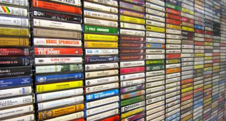 Voilà à quoi ressemblait une collection de musique digne de ce nom il n'y a encore pas si longtemps (Crédits image : Cassettes/Flickr)