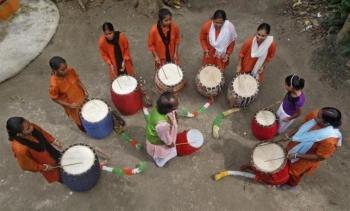 Ils tapent sur des bambous et c'est (pas) numéro unj Inde,hindouisme,religion,festival,Navratri,Durga