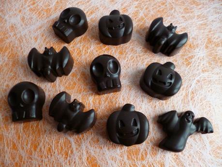 chocolats noirs d'Halloween aux graines d'anis, de lin et de chia (allégés, diététiques, sans sucre et très riches en fibres) P1250944