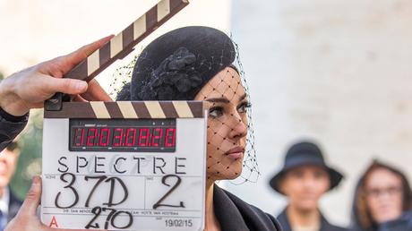 Monica Bellucci joue Lucia Sciarra dans ce 24e épisode de la saga. Monica Bellucci joue Lucia Sciarra dans ce 24e épisode de la saga.