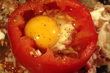 Préparation de l'oeuf cocotte dans tomate