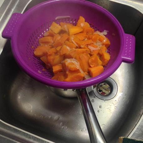 Soupe au potiron, carottes et tapenade On égoutte