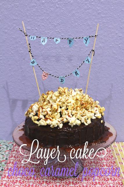 Layer cake au chocolat noir, caramel et popcorn + Faire une bannière à gâteau Layer cake chocolat noir, caramel popcorn Faire bannière gâteau