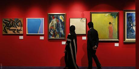Les symboles du marché de l’art : artistes syriens et iraniens aux ventes de Dubaï Acheteurs aux dernières enchères de Christie's à Dubaï (AFP)
