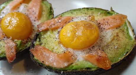 6 recettes originales autour de l’oeuf cocotte recette avocat oeuf au four