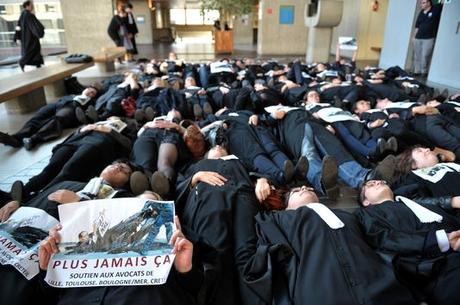 FRANCOIS LO PRESTI / AFP Action des avocats en grève, au tribunal de Lille, le 26 octobre.
