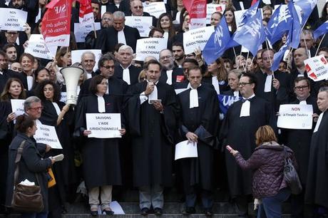 BENOIT TESSIER / REUTERS Rassemblement d’avocats pour protester contre la réforme de l’aide juridictionnelle, à Paris, le 26 octobre.