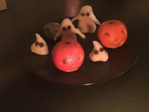 Goûter facile pour Halloween : fantômes et mini citrouilles Goûter facile pour Halloween : fantômes et mini citrouilles