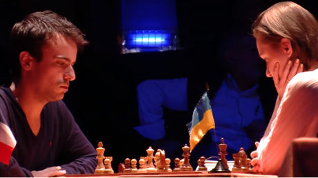 Ronde 14 du Trophée d'échecs Karpov 2015: le Français Romain Edouard joue avec les clouages - Photo © Capechecs Ronde 14 du Trophée d'échecs Karpov 2015: le Français Romain Edouard joue avec les clouages - Photo © Capechecs