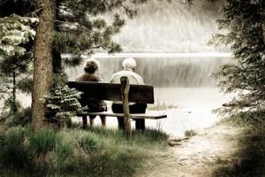 coppia di anziani in riva al lago