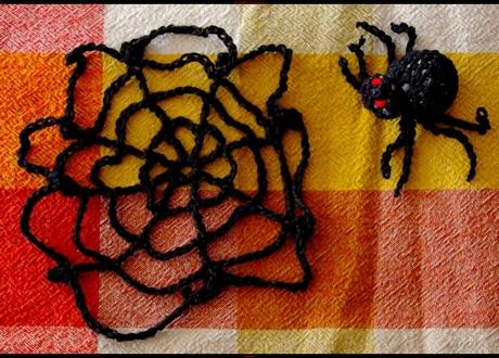 Araignée et sa toile au crochet