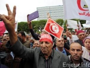 Des centaines de manifestants à Tunis revendiquent une hausse des salaires Des centaines de manifestants à Tunis revendiquent une hausse des salaires