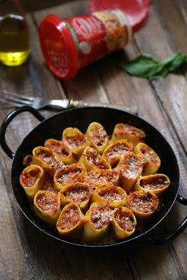 Pâtes farcies au thon , à la tomate et aux olives , machine à pâtes électrique offerte par Galbani Pâtes farcies au thon , à la tomate et aux olives , machine à pâtes électrique offerte par Galbani