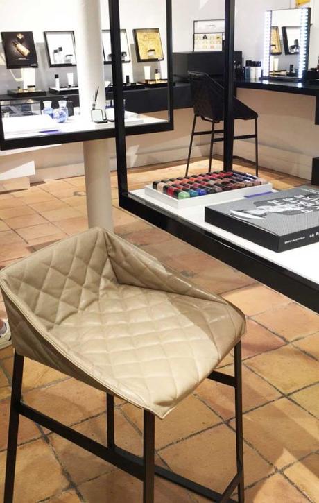La nouvelle boutique Chanel Beauté à Paris Boutique Chanel Beauté Rue des Francs Bourgeois Paris Marais siège matelassé