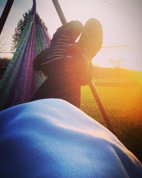 Repos dans le hamac sous soleil d'automne Crédit photo Julie Philippon Repos dans le hamac sous soleil d'automne Crédit photo Julie Philippon