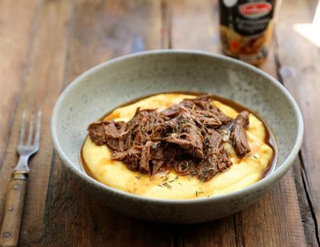 Polenta crémeuse , ragout de boeuf , fromage râpé Parmigiano Regiano Galbani Polenta crémeuse , ragout de boeuf , fromage râpé Parmigiano Regiano Galbani