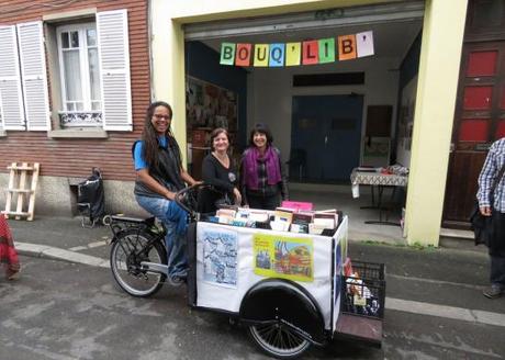 Montreuil, samedi. Le triporteur de l’association Bouq’lib fait circuler les livres dans tous les quartiers de la ville