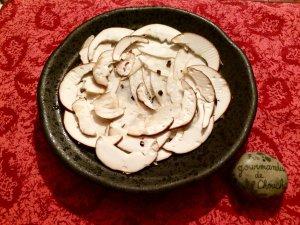 Carpaccio de cèpes, huile de noisette et sel à la truffe Carpaccio de cèpes, huile de noisette et sel à la truffe