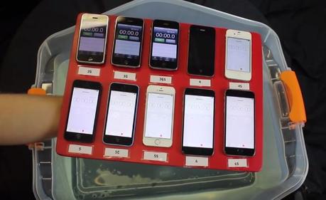 Test d’étanchéité de tous les smartphones Apple (de l’iPhone 2G à l’iPhone 6S) Test-waterproof-eau-iPhone-6S-6-5-4-3