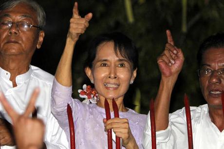  Vous admirez Aung San Suu Kyi ? Alors aidez-nous à la soutenir et  à faire connaitre son action exemplaire en rejoignant France Aung San Suu Kyi ou en faisant un don.