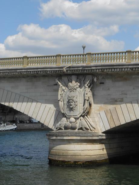 Le Pont des Invalides, isolé entre deux prestigieux voisins