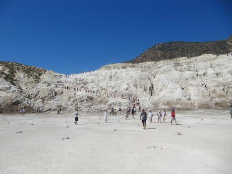 De Kos- Visite du cratère de Nissyros 1ère photo - descente vers le cratère que l'on aperçoit au loin