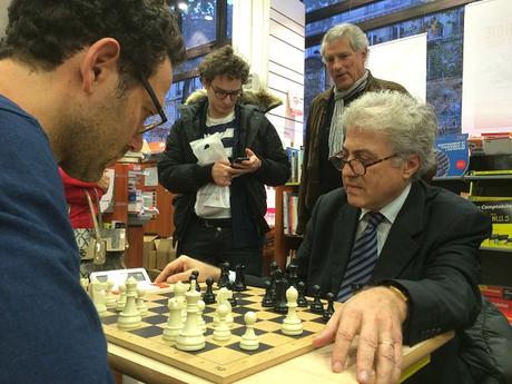  Bachar Kouatly ici avec les Noirs va battre tous les amateurs d'échecs à la Librairie Eyrolles à Paris © Chess & Strategy