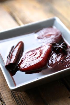 Poires au vin et aux épices pour une salade au bleu Poires au vin et aux épices pour une salade au bleu