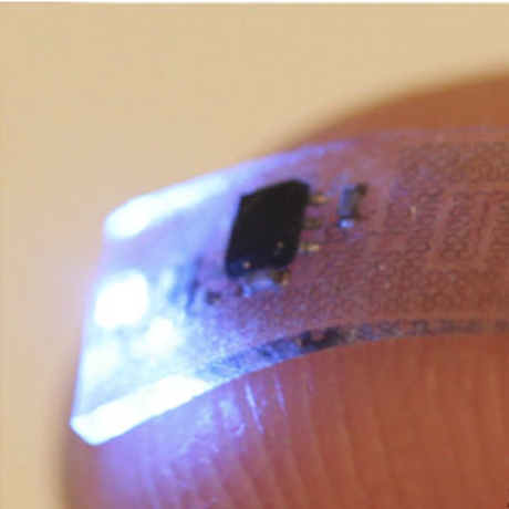 Image d'un LED implacable sur un doigt